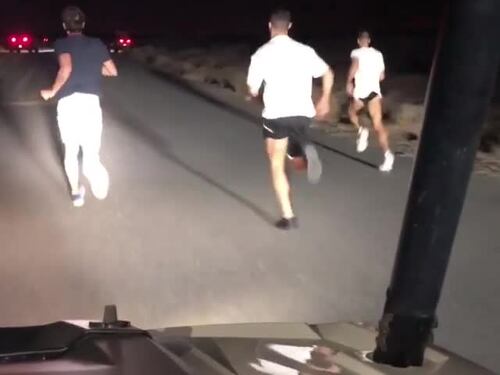 Cristiano Ronaldo stakanovista: corre nel deserto con il figlio
