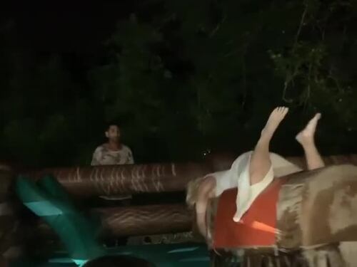 Wanda Nara cavalca il toro meccanico: ecco il risultato
