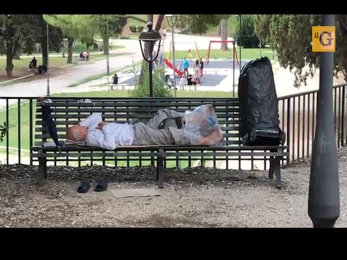 Nei giardini di Castel Sant'Angelo, dormitorio a cielo aperto per decine di clochard