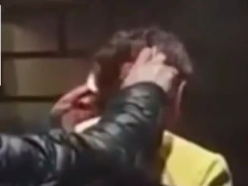 Ragazzini danno fuoco ai capelli di un clochard a Chioggia