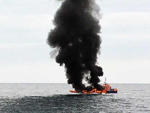 Brucia barca al largo di Ventimiglia, salvi 4 membri di equipaggio