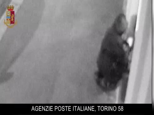 Anarchico dinamitardo tradito così dal sudore: ecco le bombe piazzate