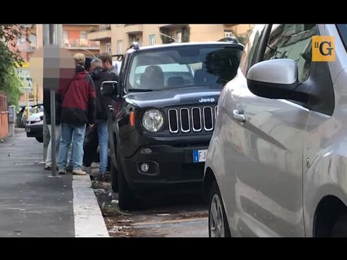 Roma, la fermata della metro ostaggio di tossici e degrado