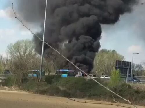 Senegalese dà fuoco al bus nel Milanese: il rogo in strada