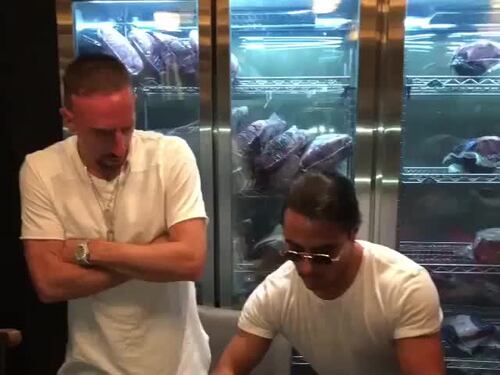 Ribery se la gode a Dubai: il francese si mangia una bistecca placcata d'oro