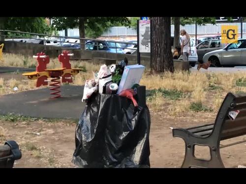 Roma, l'asilo nido assediato dall'immondizia