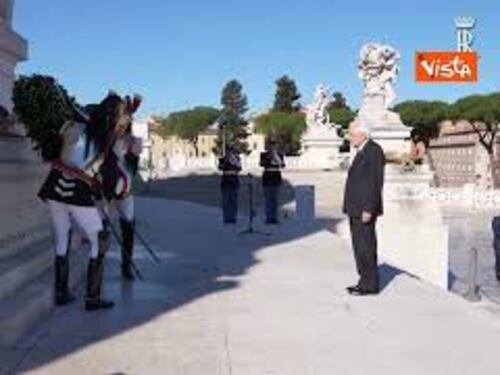 Mattarella depone una corona d'alloro a Altare della Patria per l'81° Anniversario della Liberazione