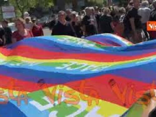 Bandiera della pace gigantesca sventola durante il corteo del 25 aprile a Roma