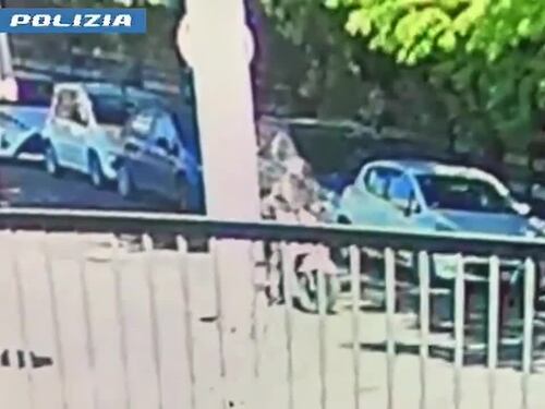 L'arrivo in scooter e la pistola: il momento degli spari a Roma