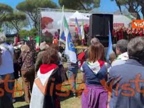 Parco Schuster gremito di persone alla manifestazione del 25 aprile a Roma