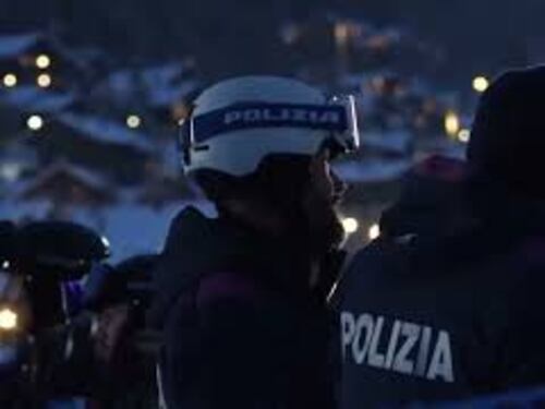 Milano-Cortina 2026, la fiamma olimpica arriva a Livigno in parapendio