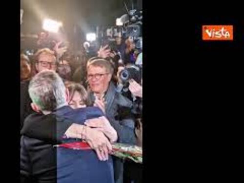 Eletto a Parigi il sindaco socialista Emmanuel Gregoire, la festa con l'uscente Anne Hidalgo
