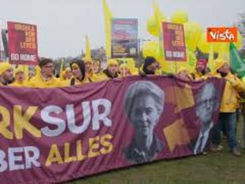 Protesta Coldiretti a Strasburgo contro il Mercosur, centinaia di agricoltori sfilano in strada