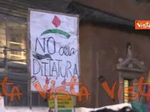 Presidio a favore del popolo iraniano in Piazza del Campidoglio, i manifestanti cantano "Bella Ciao"