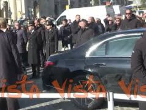 Funerali di Valentino, l'arrivo del feretro alla Basilica di Santa Maria degli Angeli a Roma