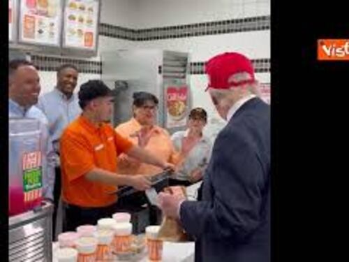 Trump visita un ristorante Whataburger in Texas e offre panini a tutti i clienti