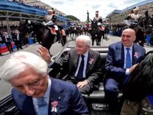 'Sei il migliore', folla saluta Mattarella che va via dai Fori Imperiali a termine Parata 2 giugno