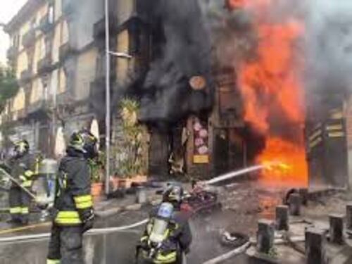 Scoppia un incendio in una pizzeria di Secondigliano (Napoli), evacuato l'edificio sovrastante