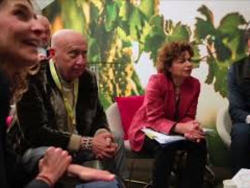 Commissario Ue all'Agricoltura Hansen indossa spilla "Make wine, not war" di Coldiretti al Vinitaly