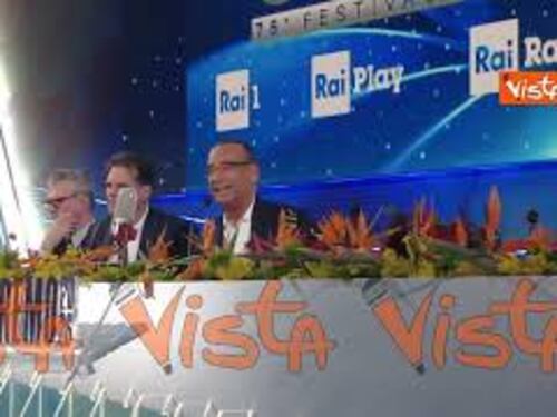Nino Frassica scherza con Carlo Conti durante la conferenza stampa