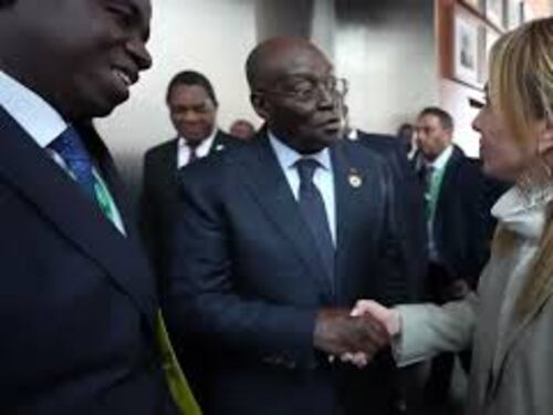 La premier Meloni arriva alla riunione dell'Unione Africana, incontrando capi di Stato e di Governo