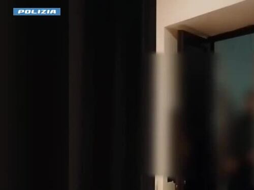 Ospita i poliziotti per tre giorni in casa: ecco come una 83enne ha sventato il raggiro