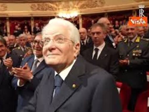 Standing ovation per Mattarella al 150esimo del Corriere della Sera alla Scala di Milano