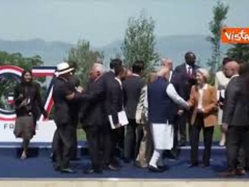 G7 Evian, i leader in posa per la foto di gruppo. Tra gli altri, Trump, Meloni e Macron