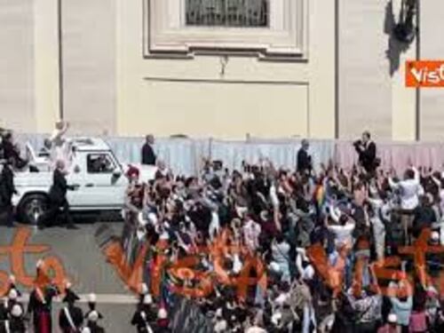 Il giro in papamobile di Leone XIV in piazza San Pietro dopo la Messa di Pasqua