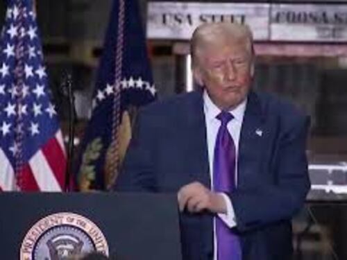 Trump balla la 'Trump dance' prima di un comizio in Georgia sulla note di Ymca