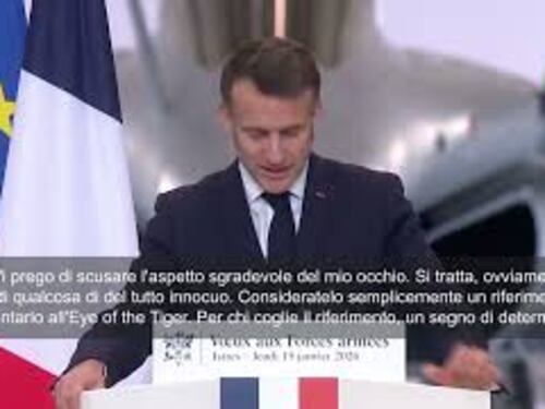 Macron sul palco con occhio gonfio scherza: Un riferimento all'Eye of the Tiger