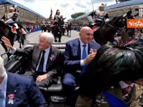 Mattarella sale a bordo della Lancia Flaminia e va via dai Fori Imperiali al termine Parata 2 giugno