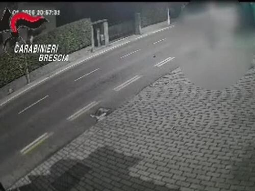 Brescia, automobilista investe due pedoni e fugge: il video choc