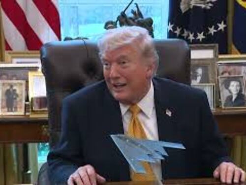 Trump mostra il modellino del Bombardiere B-2 Spirit ai giornalisti nello Studio Ovale