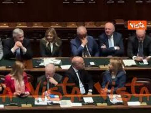 Meloni scuote la testa durante intervento di Schlein alla Camera: È tutto falso