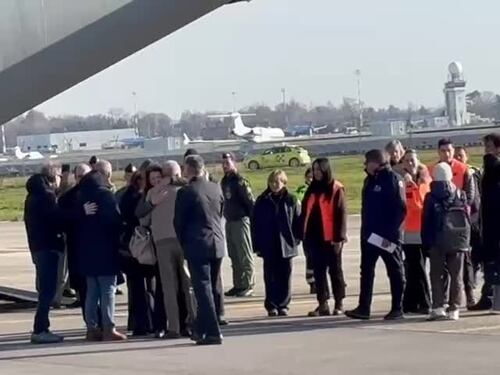 Crans Montana, l'abbraccio dei familiari ai piedi dell'aereo