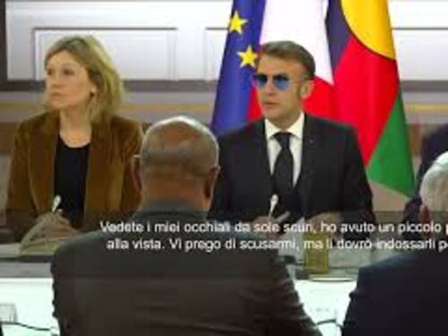 Macron con gli occhiali da sole scuri all'Eliseo: Li dovrò portare per un po'
