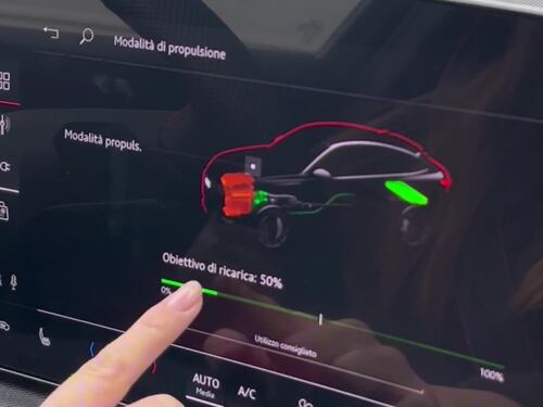 Audi Q5 e-hybrid, il video della plug-in anti-ansia da colonnina