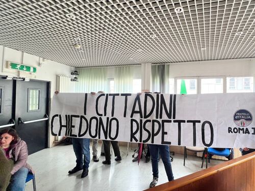 Il flash mob di Fratelli d'Italia contro l'insulto della dem