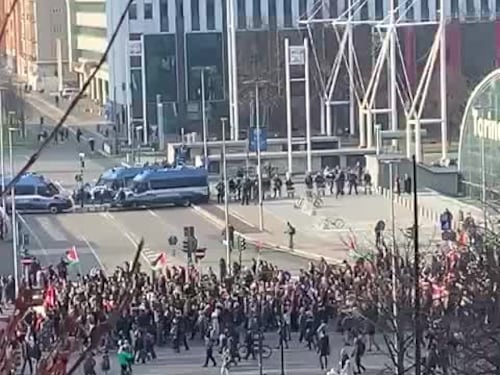 Il corteo per Aska visto dalla stazione di Torino Porta Susa