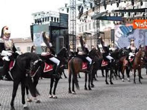 Carabinieri a cavallo formano la scritta 'R 80' al cambio della Guardia al Quirinale