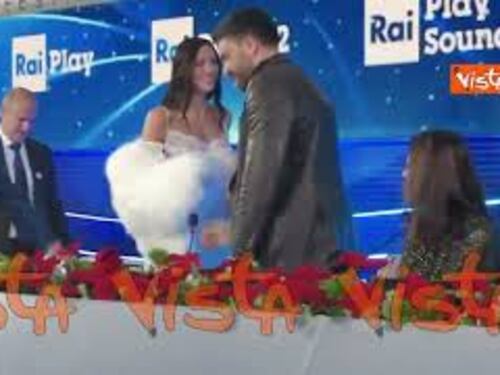 Irina Shayk arriva in Sala stampa, Conti l'aspetta con i fiori