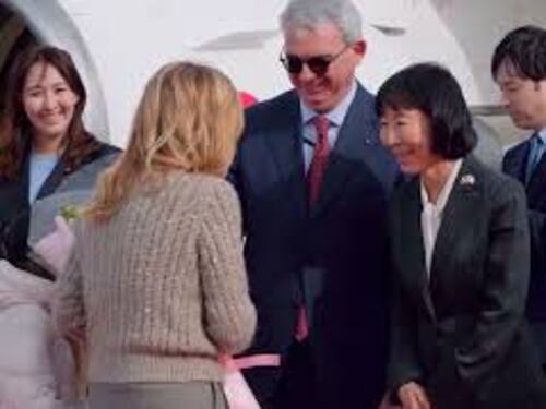 Meloni a Tokyo per incontrare premier Takaichi, l'arrivo all'aeroporto con la figlia Ginevra