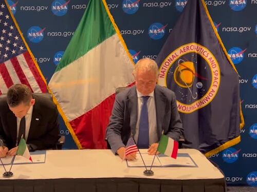 Urso firma l'accordo alla Nasa: un italiano andrà sulla Luna