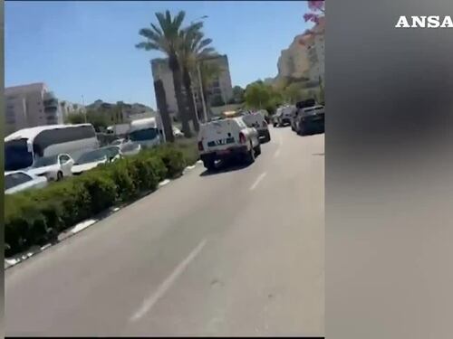 Sparatoria a nord di Tel Aviv, i soccorritori arrivano sui luoghi degli attacchi - Video