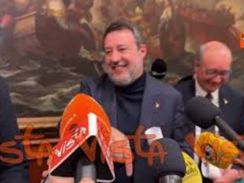 Salvini va via a fine conferenza stampa inseguito dai cronisti ma risponde solo sul Milan