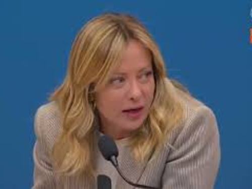 Meloni scherza con i giornalisti: Io al Quirinale? Mi piacerebbe lavorare a pagamento con Fiorello