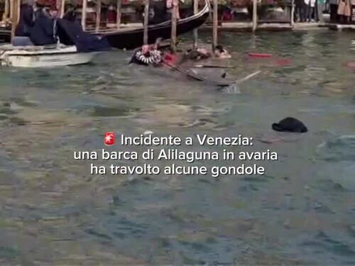 Lo scontro, le gondole rovesciate e l'urto alla base del Ponte di Rialto: il video dell'incidente