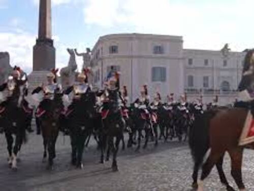 Festa del Tricolore, cambio della Guardia solenne del Reggimento Corazzieri in Piazza del Quirinale