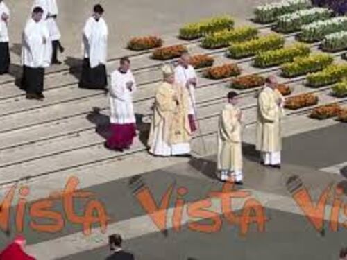 Papa Leone XIV esce sul sagrato di Basilica S. Pietro per celebrare la sua prima messa di Pasqua